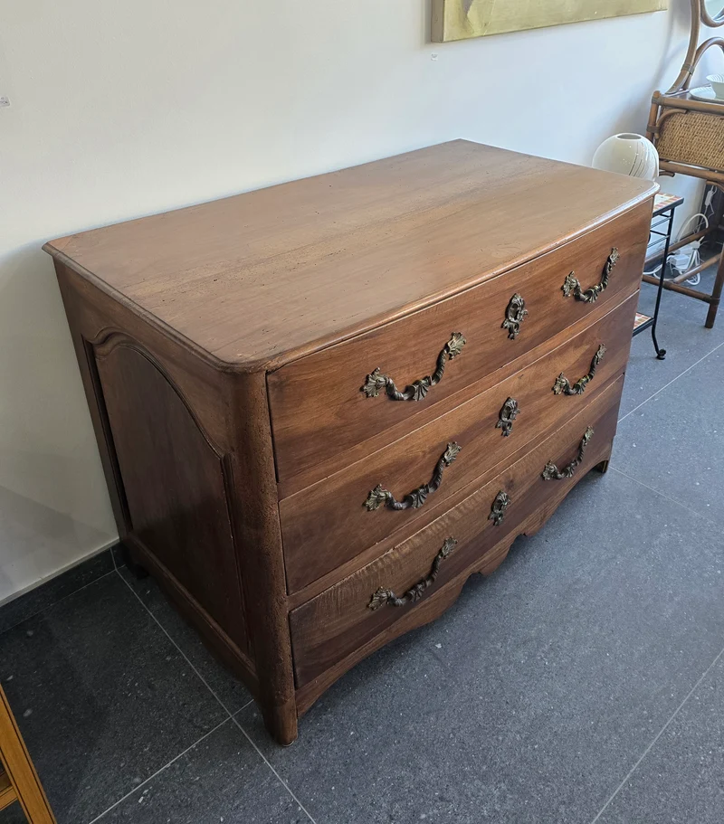 Commode provinciale en noyer massif – Époque Louis XIV / Régence – Début XVIIIᵉ siècle