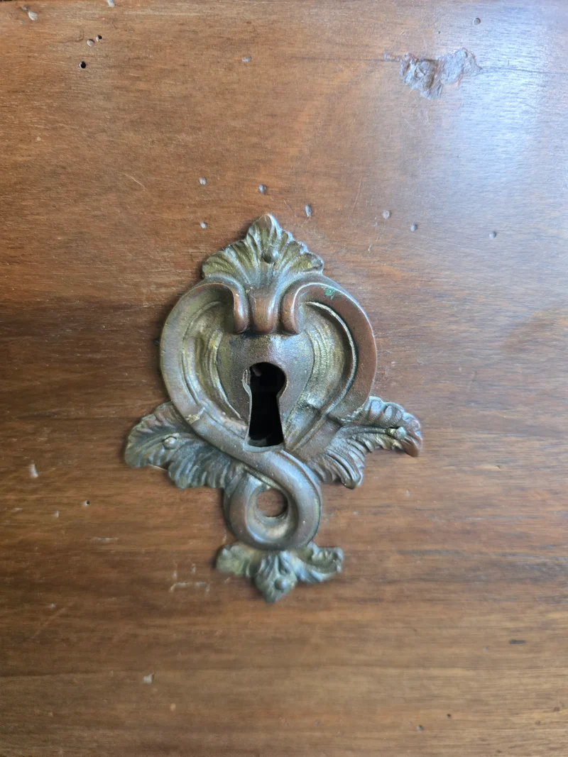 Commode provinciale en noyer massif – Époque Louis XIV / Régence – Début XVIIIᵉ siècle