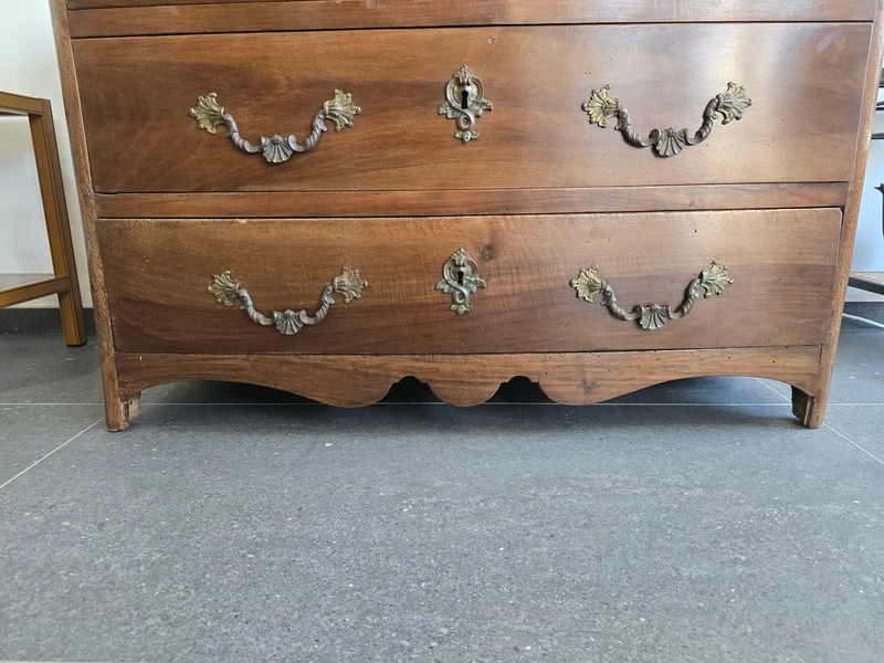 Commode provinciale en noyer massif – Époque Louis XIV / Régence – Début XVIIIᵉ siècle