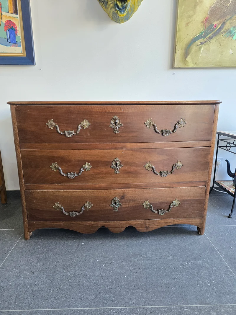 Commode provinciale en noyer massif – Époque Louis XIV / Régence – Début XVIIIᵉ siècle