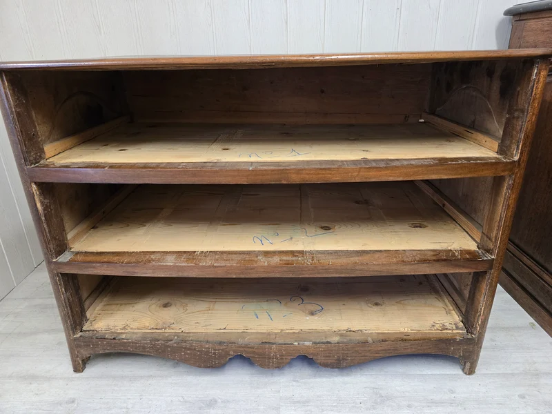 Commode provinciale en noyer massif – Époque Louis XIV / Régence – Début XVIIIᵉ siècle