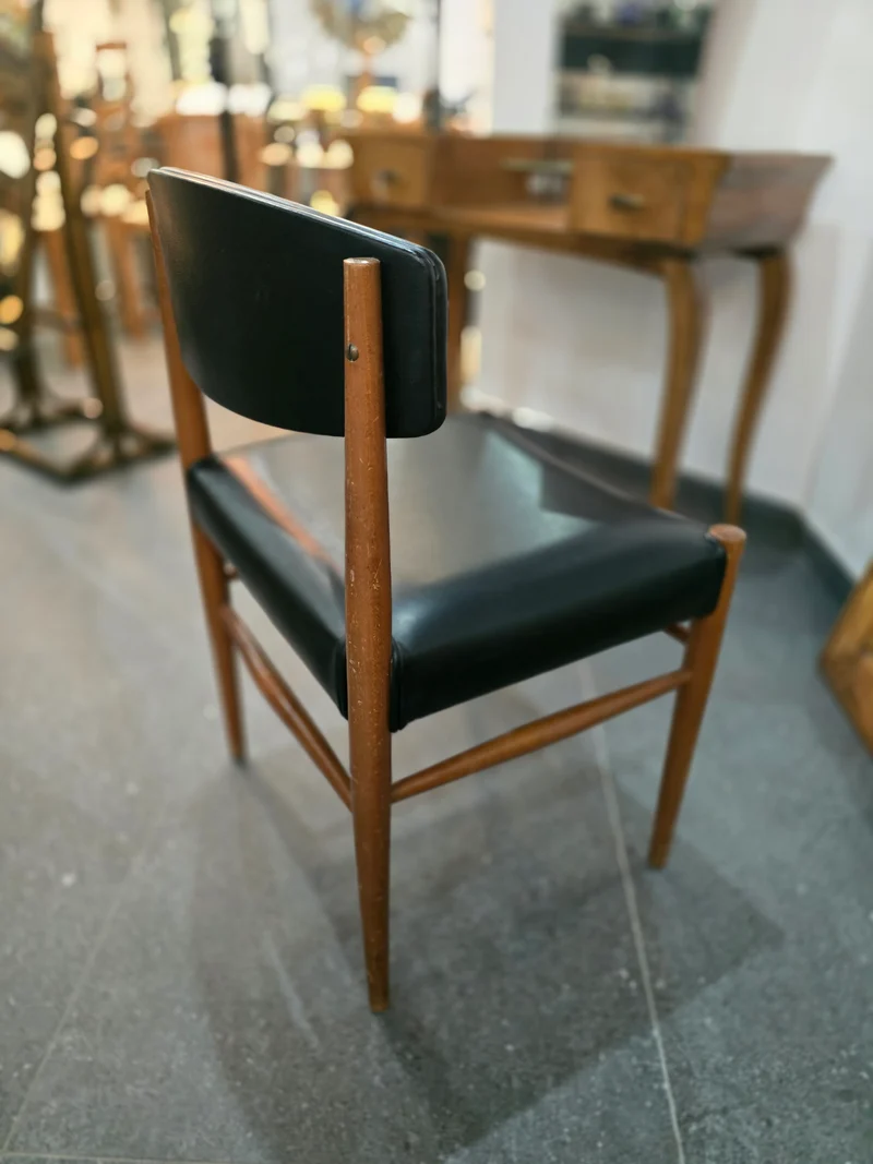 Chaise vintage design scandinave – bois et skaï noir – années 1960