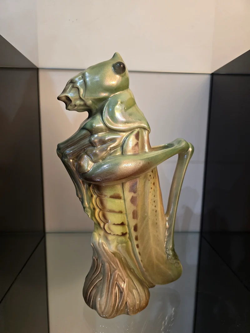 Pichet à Absinthe “La Sauterelle” – Faïencerie de Saint-Clément – Vers 1910