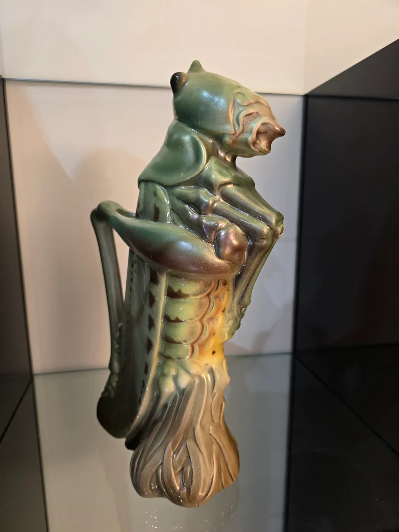 Pichet à Absinthe “La Sauterelle” – Faïencerie de Saint-Clément – Vers 1910