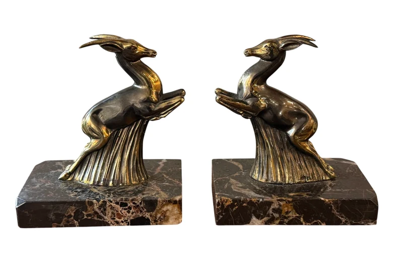 Paire de serre-livres / sculptures Art déco – Antilopes en bronze sur socle en marbre