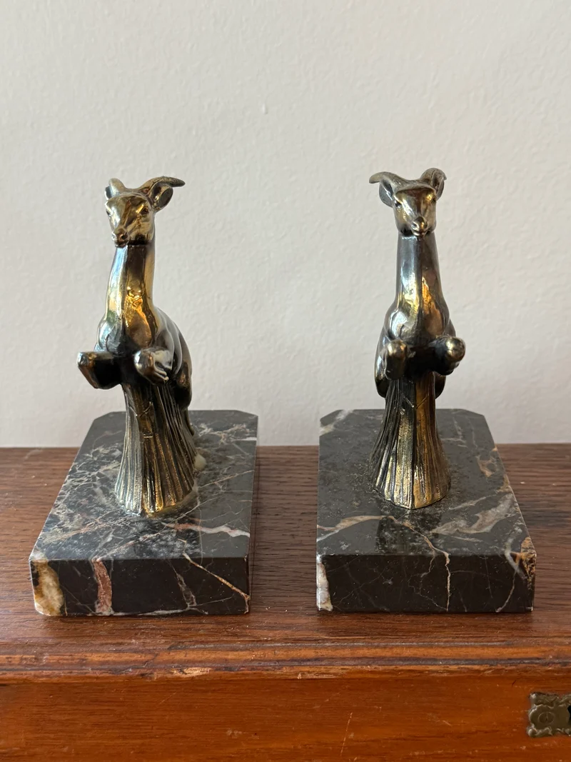 Paire de serre-livres / sculptures Art déco – Antilopes en bronze sur socle en marbre