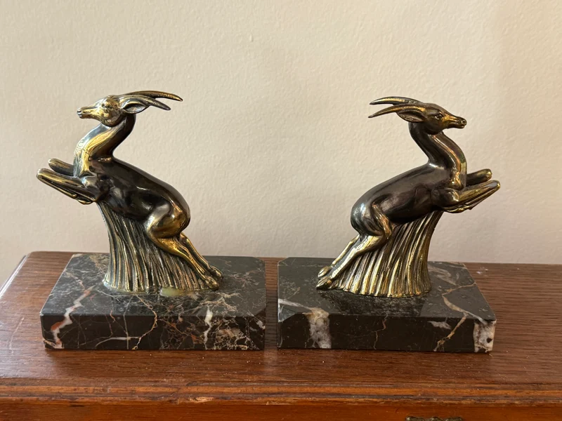 Paire de serre-livres / sculptures Art déco – Antilopes en bronze sur socle en marbre