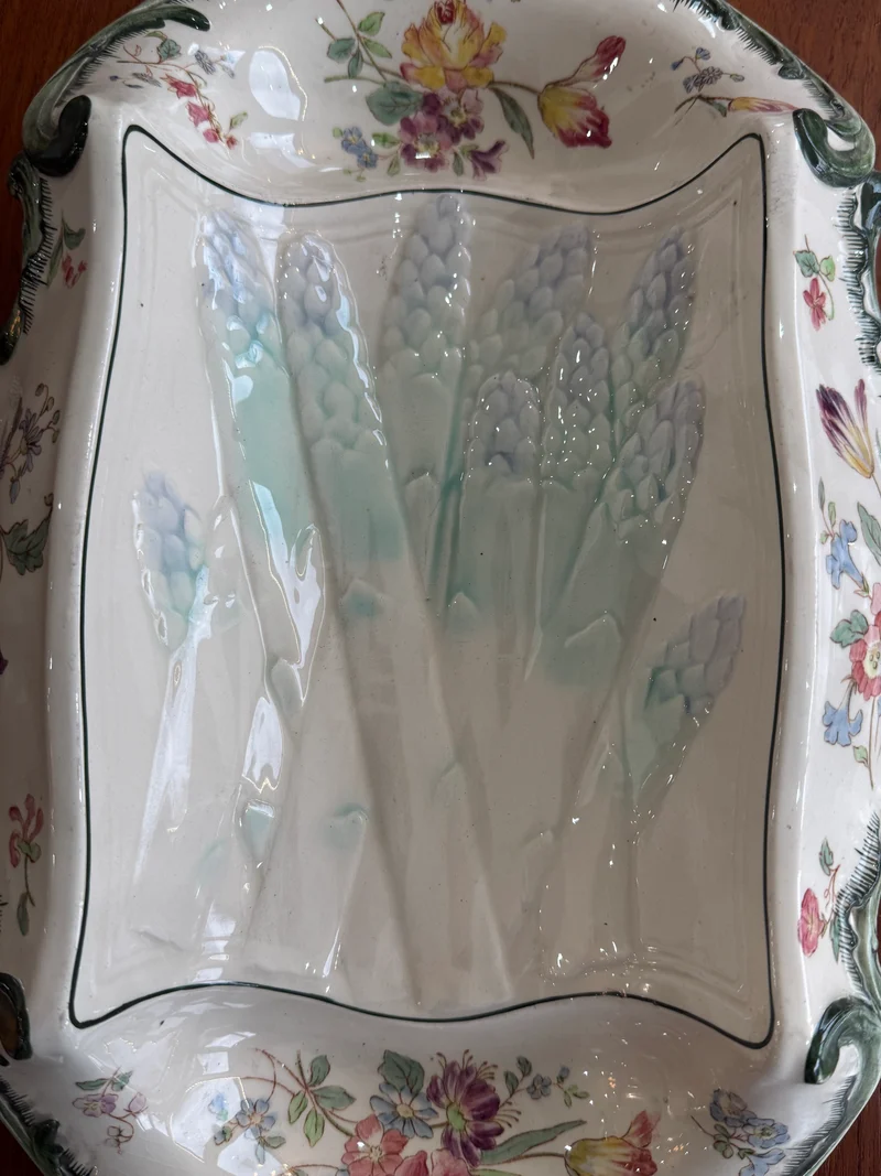 Plat ancien Longchamps Terre de Fer – Modèle 1428 – Décor floral & asperges en relief – 39 x 23 cm