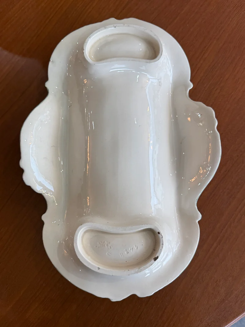Plat ancien Longchamps Terre de Fer – Modèle 1428 – Décor floral & asperges en relief – 39 x 23 cm