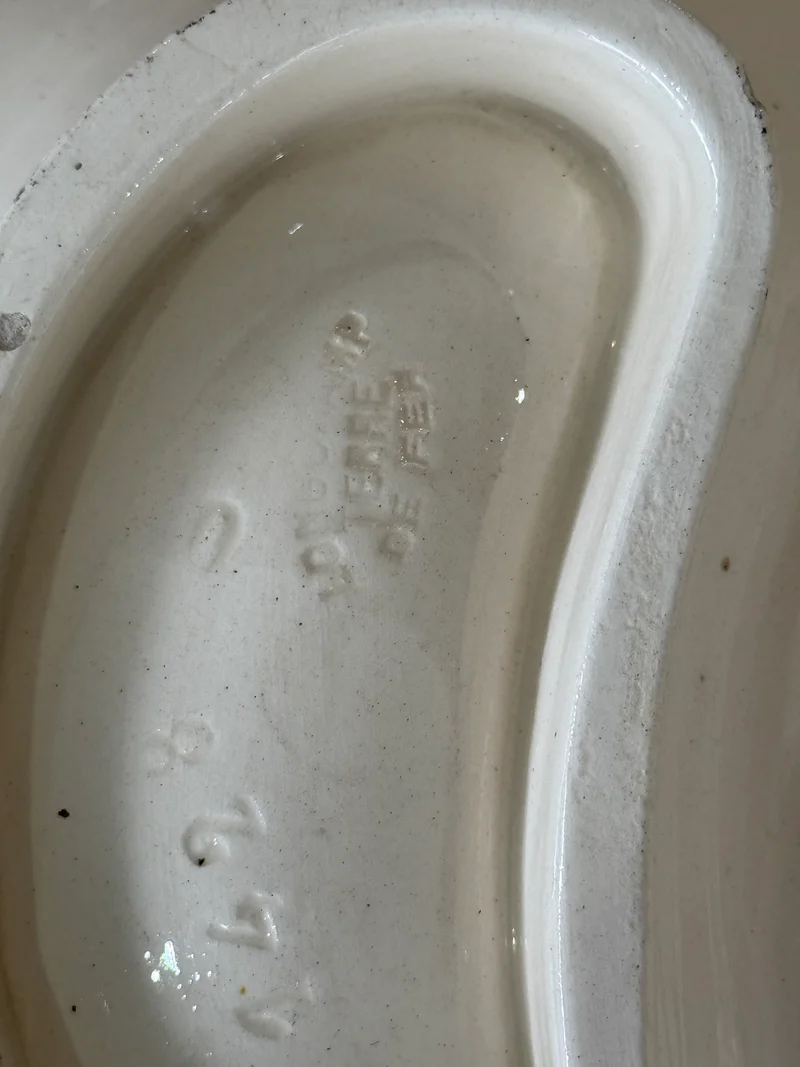 Plat ancien Longchamps Terre de Fer – Modèle 1428 – Décor floral & asperges en relief – 39 x 23 cm