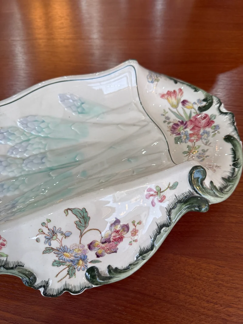 Plat ancien Longchamps Terre de Fer – Modèle 1428 – Décor floral & asperges en relief – 39 x 23 cm