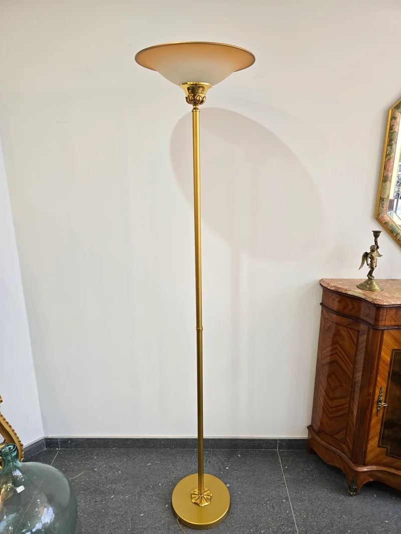 Lampadaire vintage en métal doré – Coupe opaline – Style néoclassique années 70/80