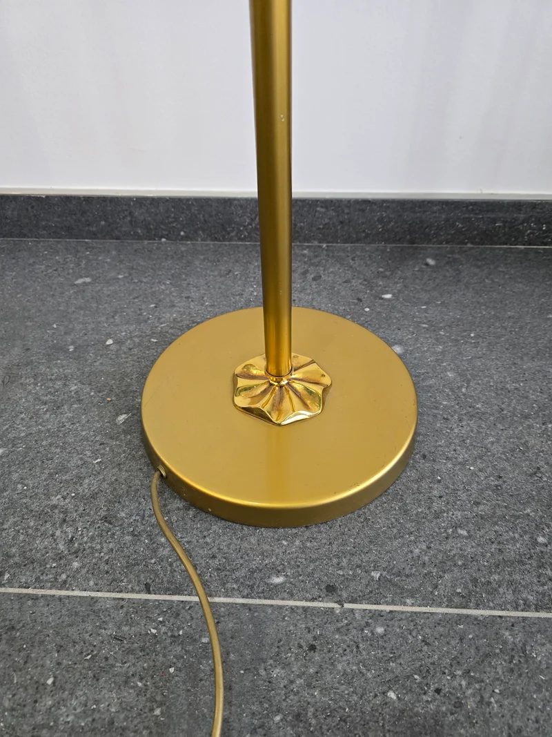 Lampadaire vintage en métal doré – Coupe opaline – Style néoclassique années 70/80