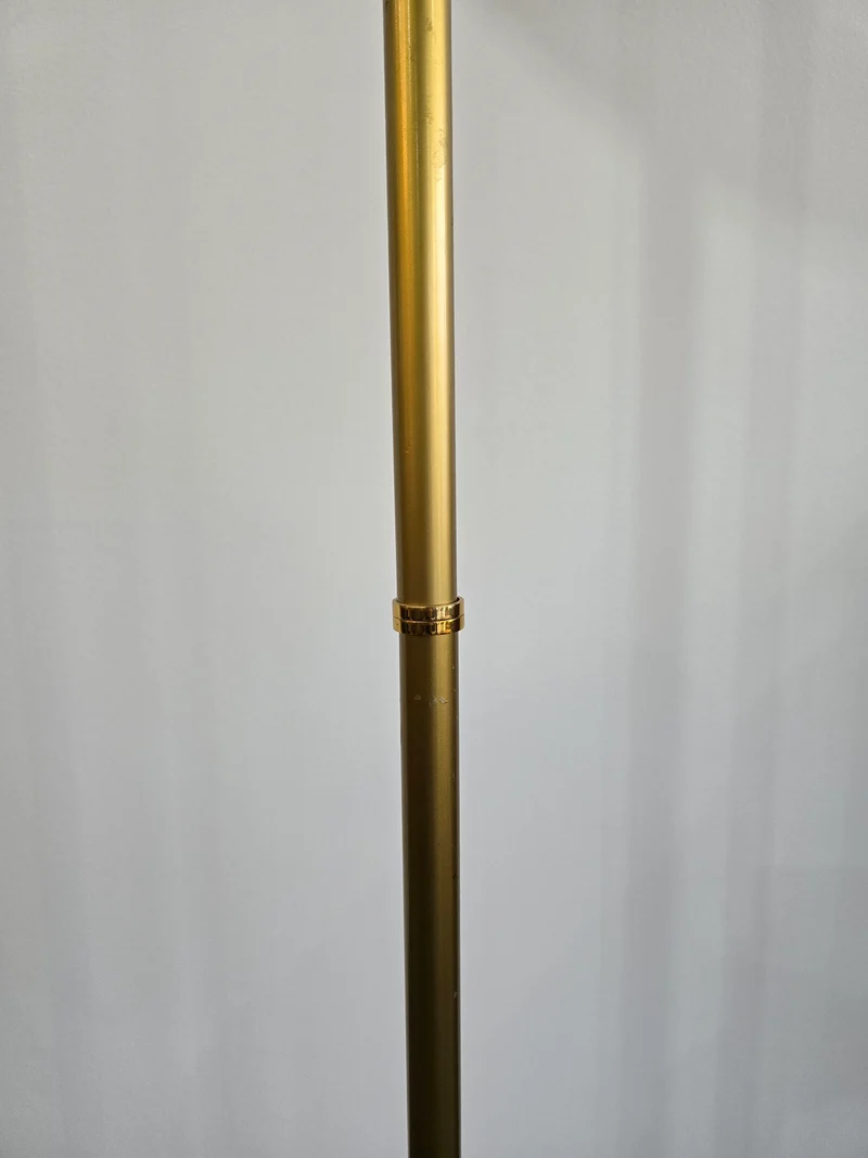 Lampadaire vintage en métal doré – Coupe opaline – Style néoclassique années 70/80