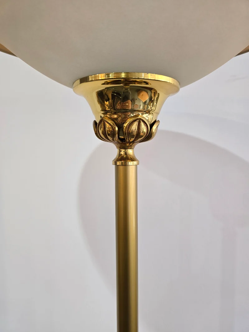 Lampadaire vintage en métal doré – Coupe opaline – Style néoclassique années 70/80
