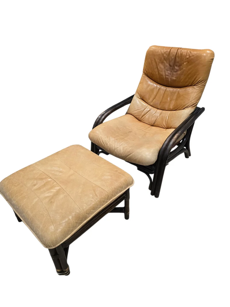 Fauteuil lounge vintage en cuir camel avec ottoman – Structure bois – Années 70