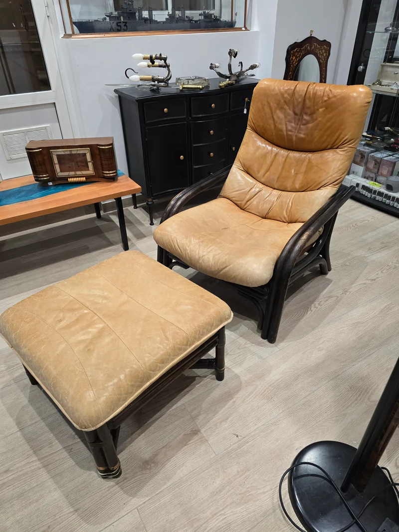 Fauteuil lounge vintage en cuir camel avec ottoman – Structure bois – Années 70