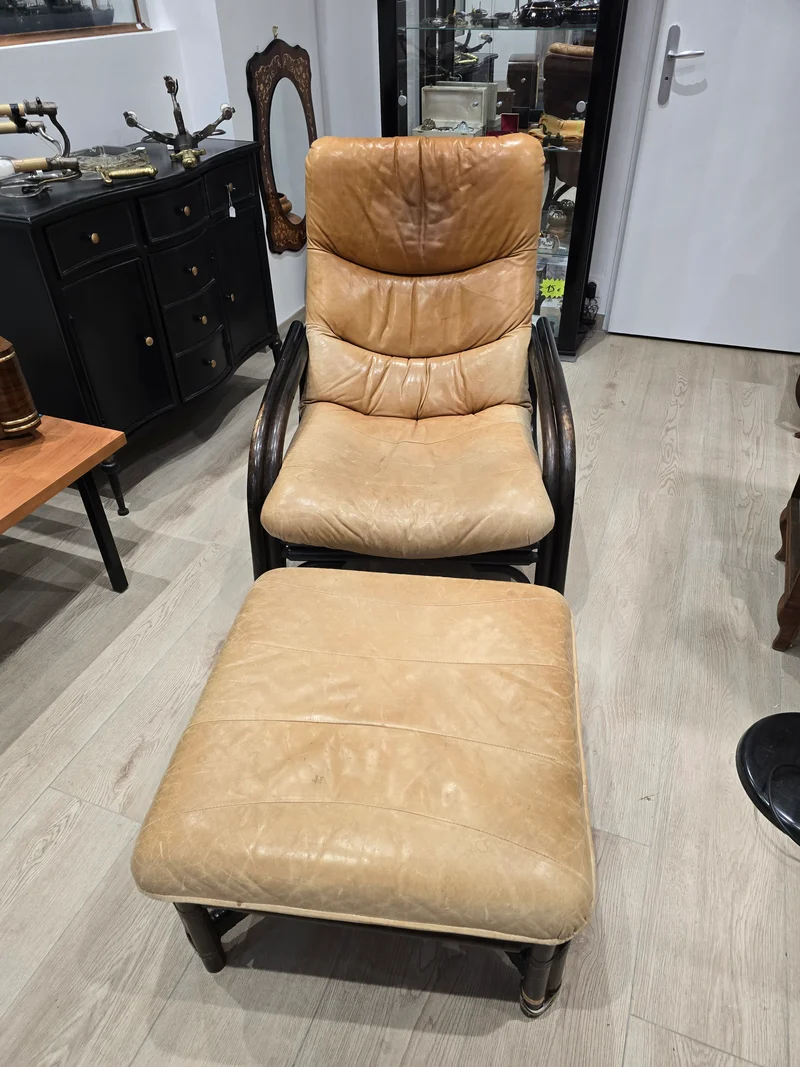 Fauteuil lounge vintage en cuir camel avec ottoman – Structure bois – Années 70