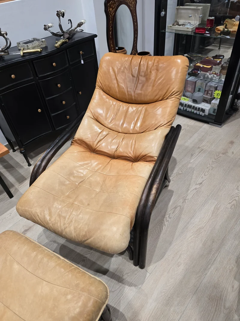 Fauteuil lounge vintage en cuir camel avec ottoman – Structure bois – Années 70