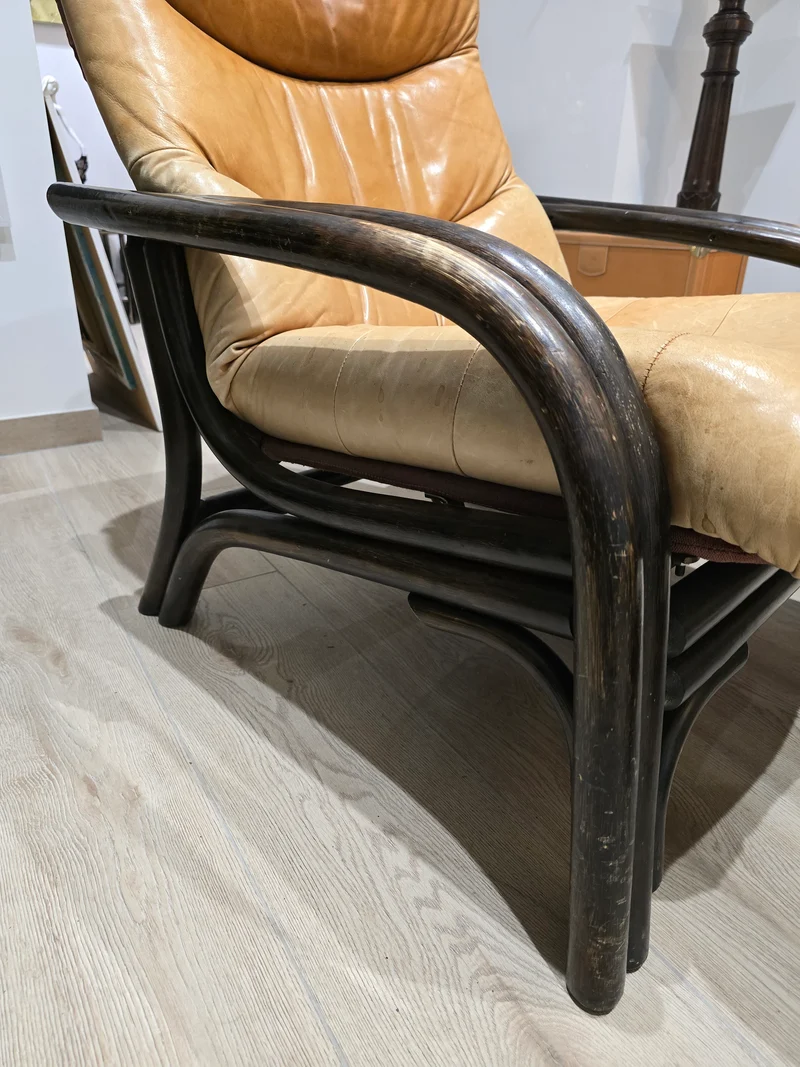 Fauteuil lounge vintage en cuir camel avec ottoman – Structure bois – Années 70