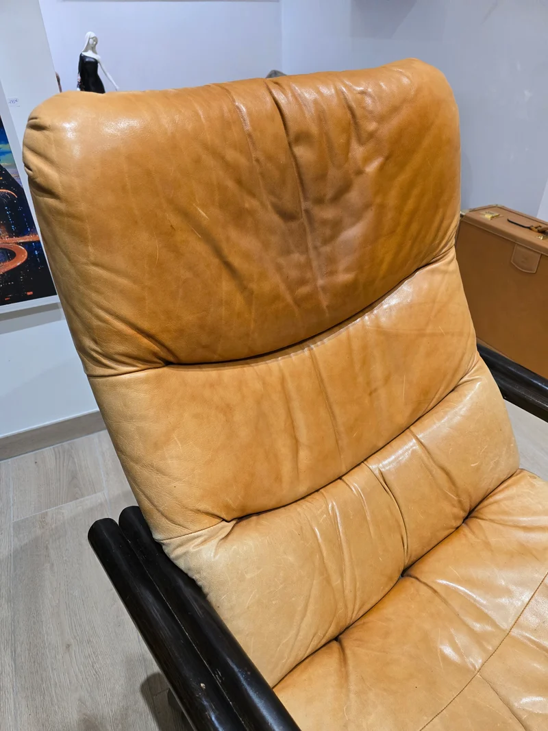 Fauteuil lounge vintage en cuir camel avec ottoman – Structure bois – Années 70