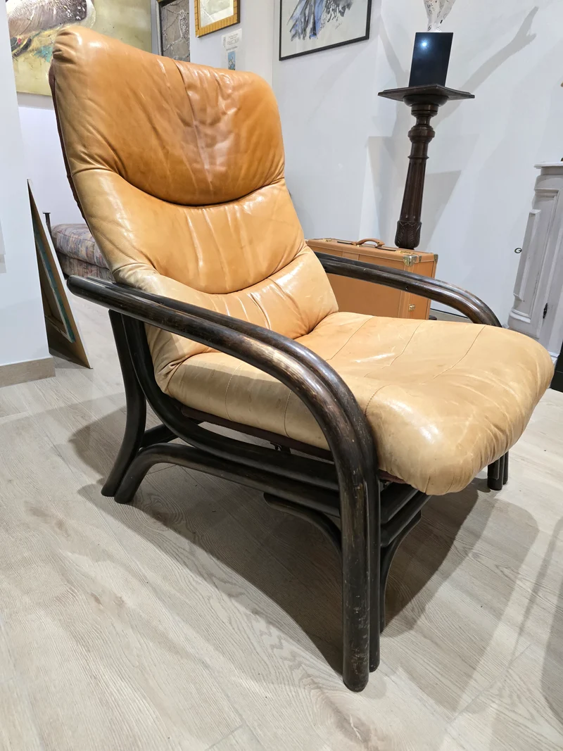 Fauteuil lounge vintage en cuir camel avec ottoman – Structure bois – Années 70
