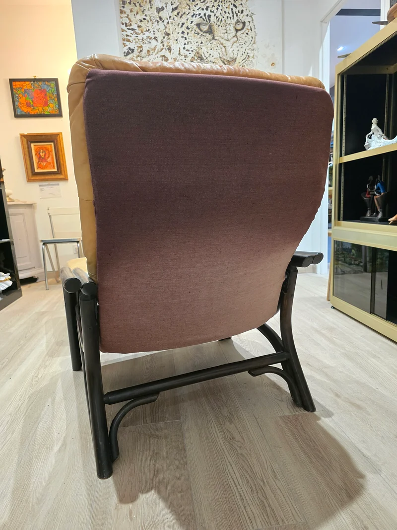 Fauteuil lounge vintage en cuir camel avec ottoman – Structure bois – Années 70