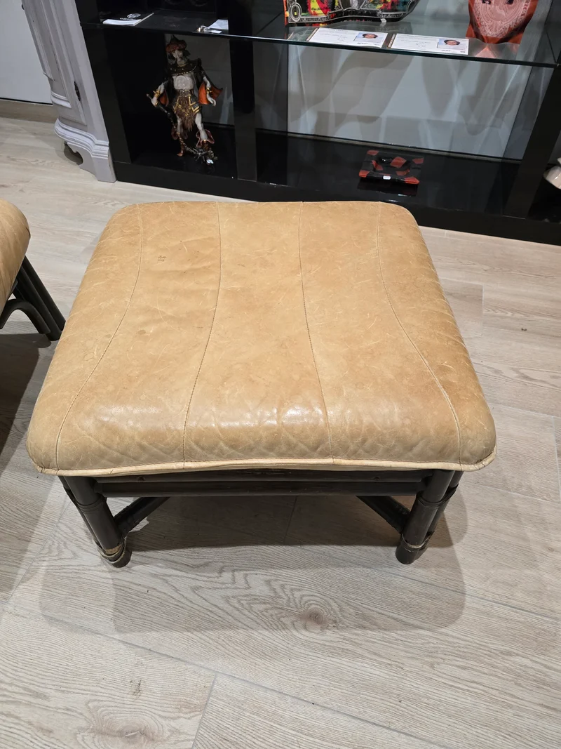 Fauteuil lounge vintage en cuir camel avec ottoman – Structure bois – Années 70