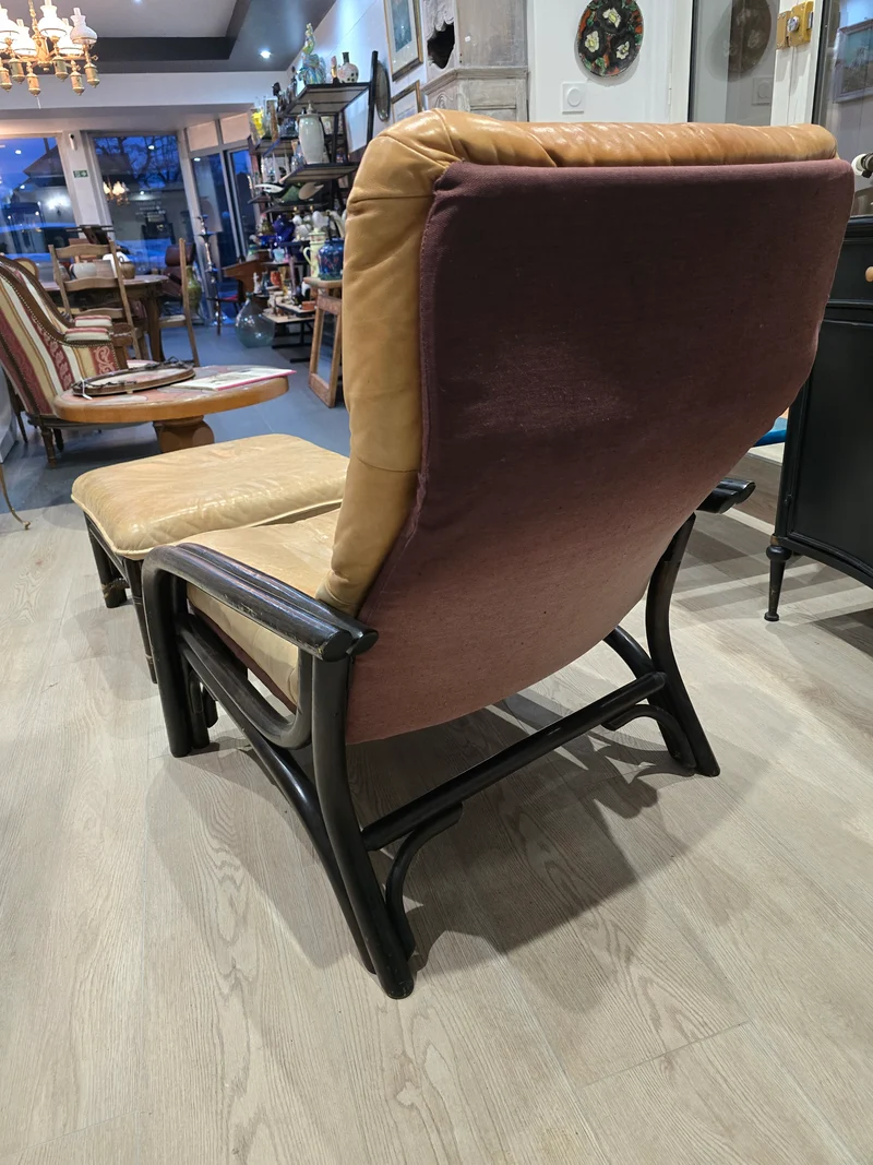 Fauteuil lounge vintage en cuir camel avec ottoman – Structure bois – Années 70