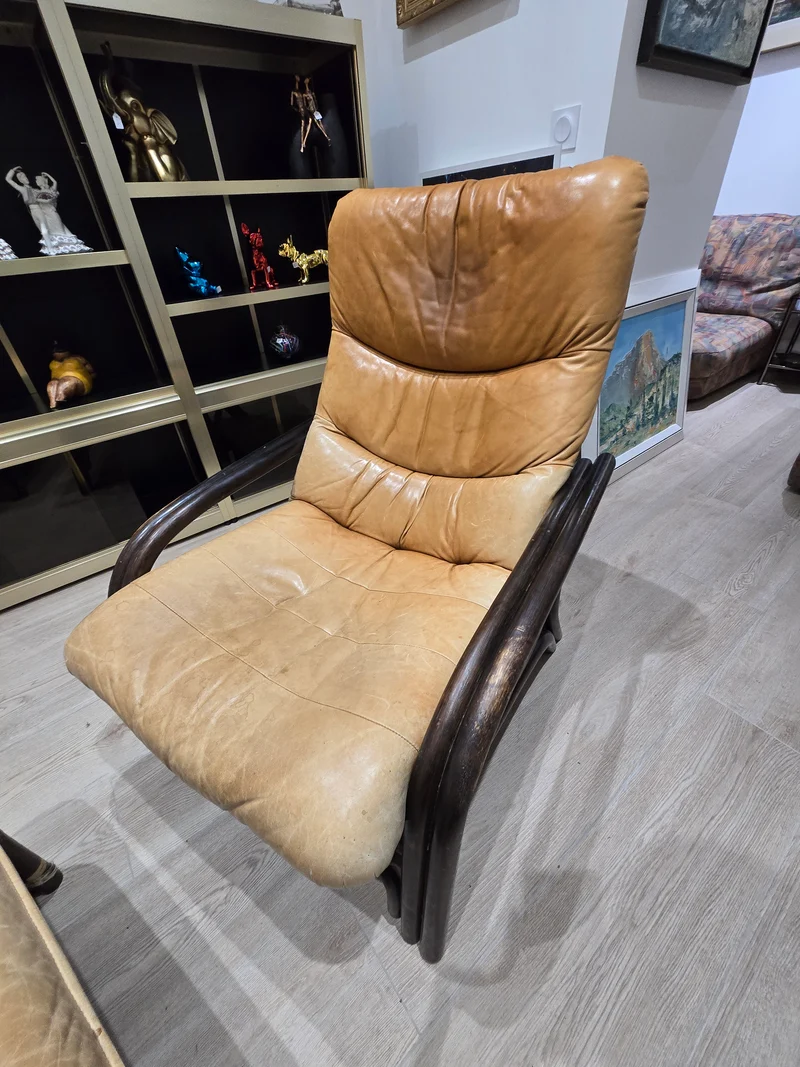 Fauteuil lounge vintage en cuir camel avec ottoman – Structure bois – Années 70