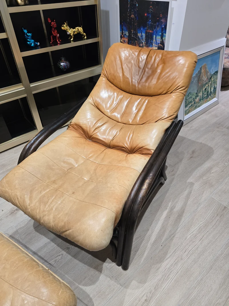 Fauteuil lounge vintage en cuir camel avec ottoman – Structure bois – Années 70
