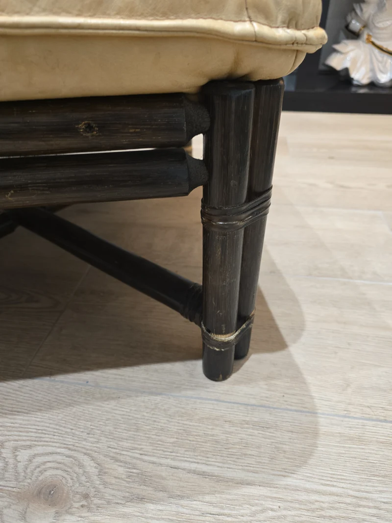 Fauteuil lounge vintage en cuir camel avec ottoman – Structure bois – Années 70