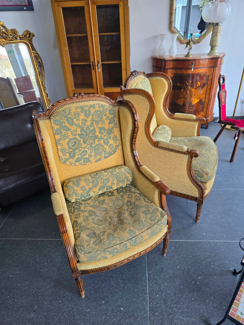 fauteuils bergères Louis XVI – paire dépareillées – XIXe / début XXe