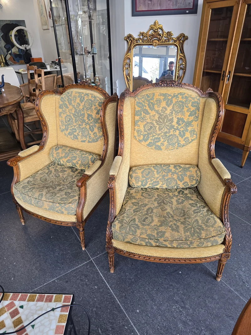 fauteuils bergères Louis XVI – paire dépareillées – XIXe / début XXe