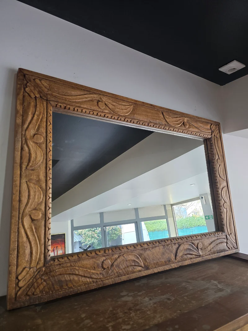 Grand miroir mural en bois sculpté – travail artisanal