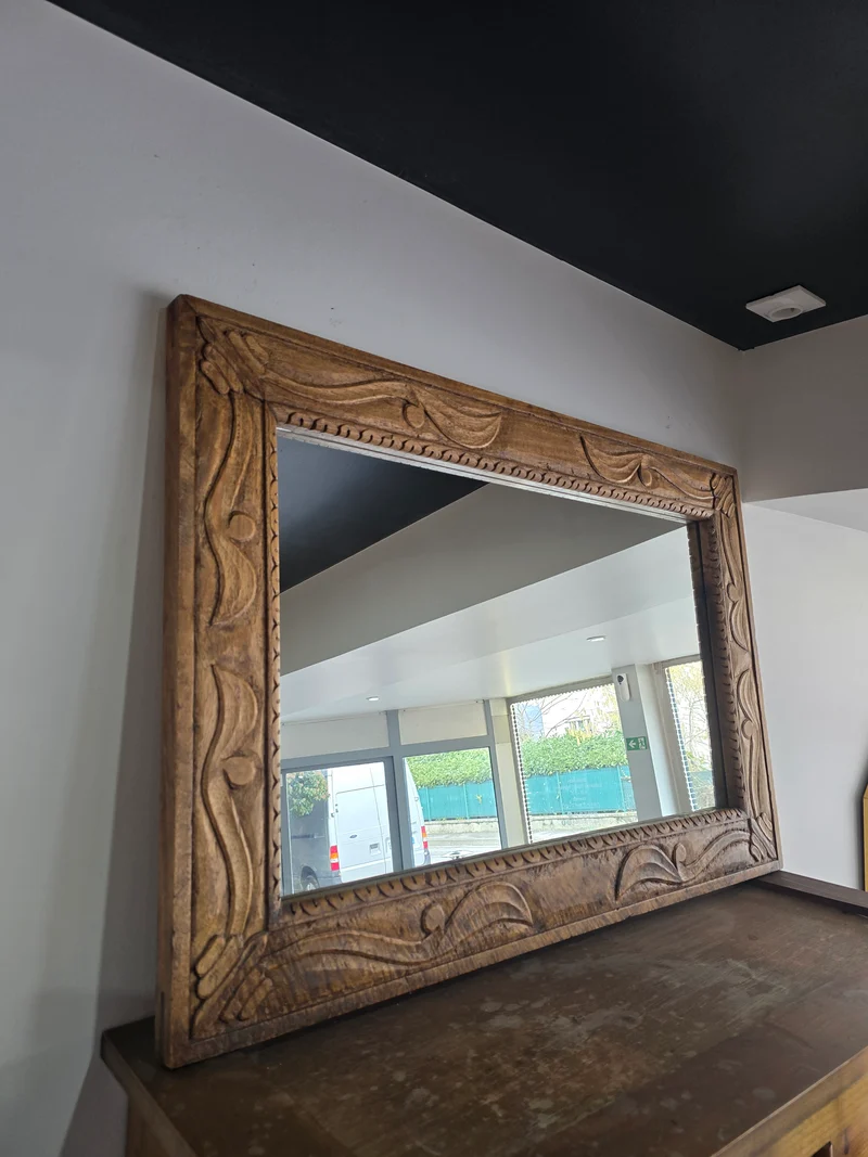 Grand miroir mural en bois sculpté – travail artisanal