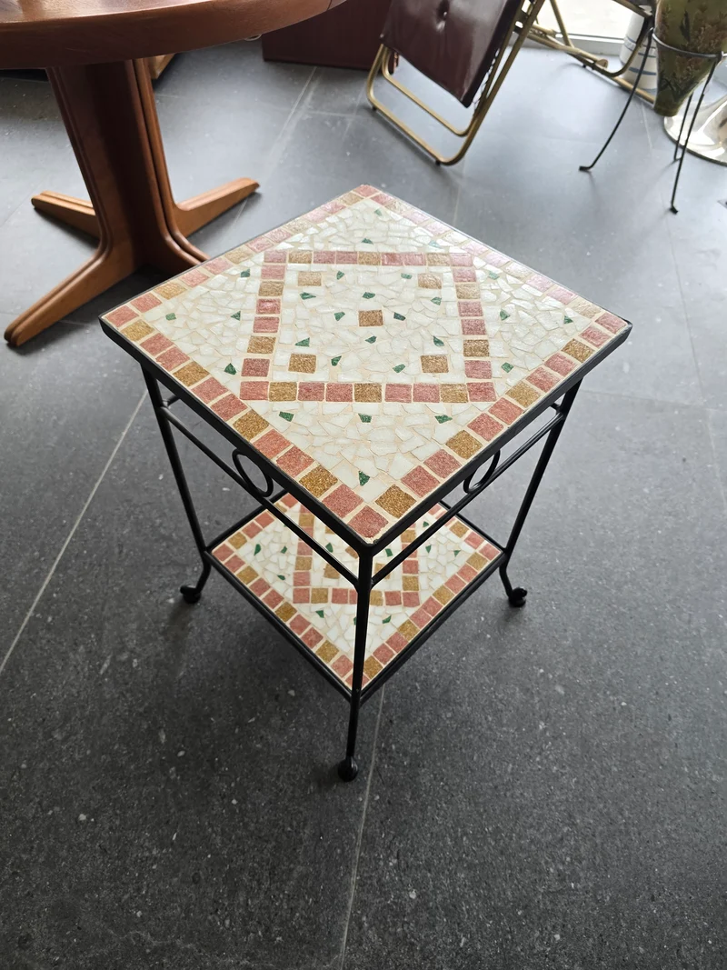Table d’appoint / sellette en fer forgé et mosaïque