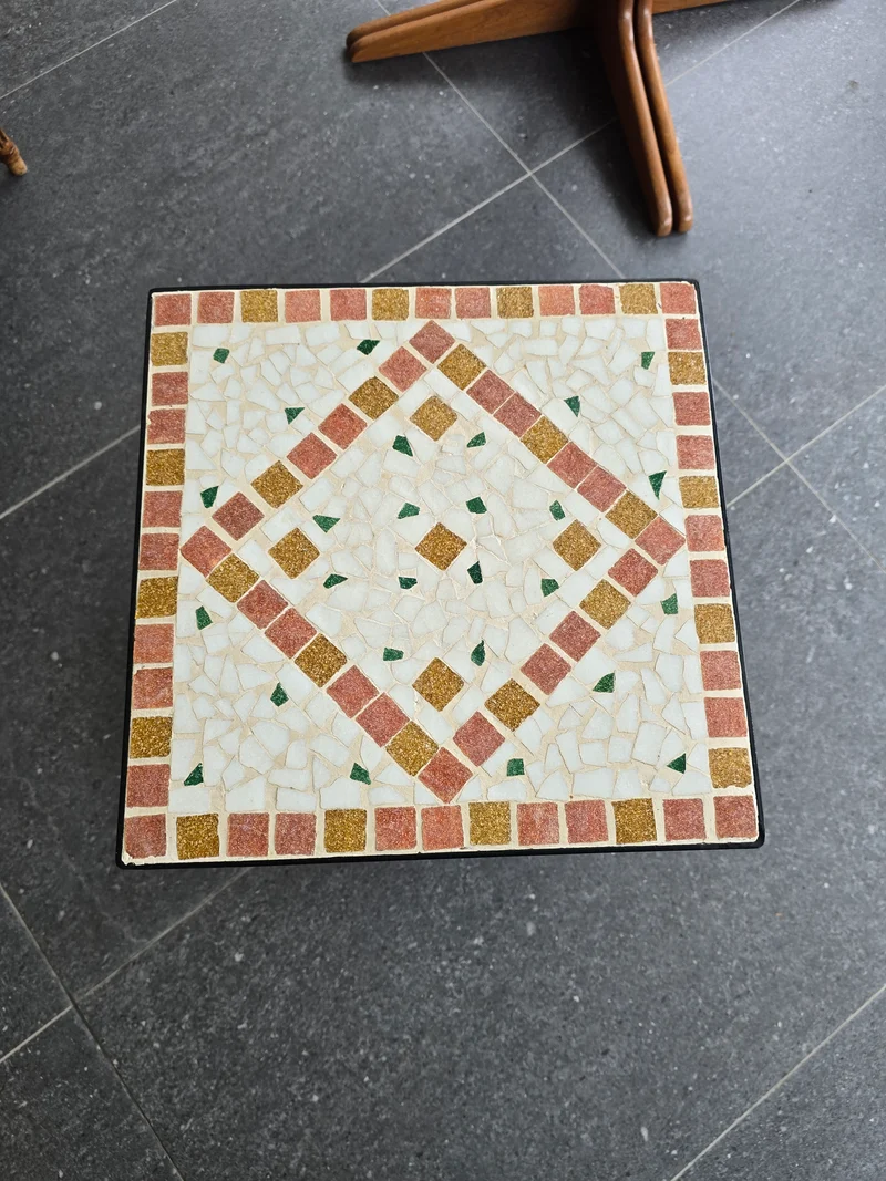 Table d’appoint / sellette en fer forgé et mosaïque