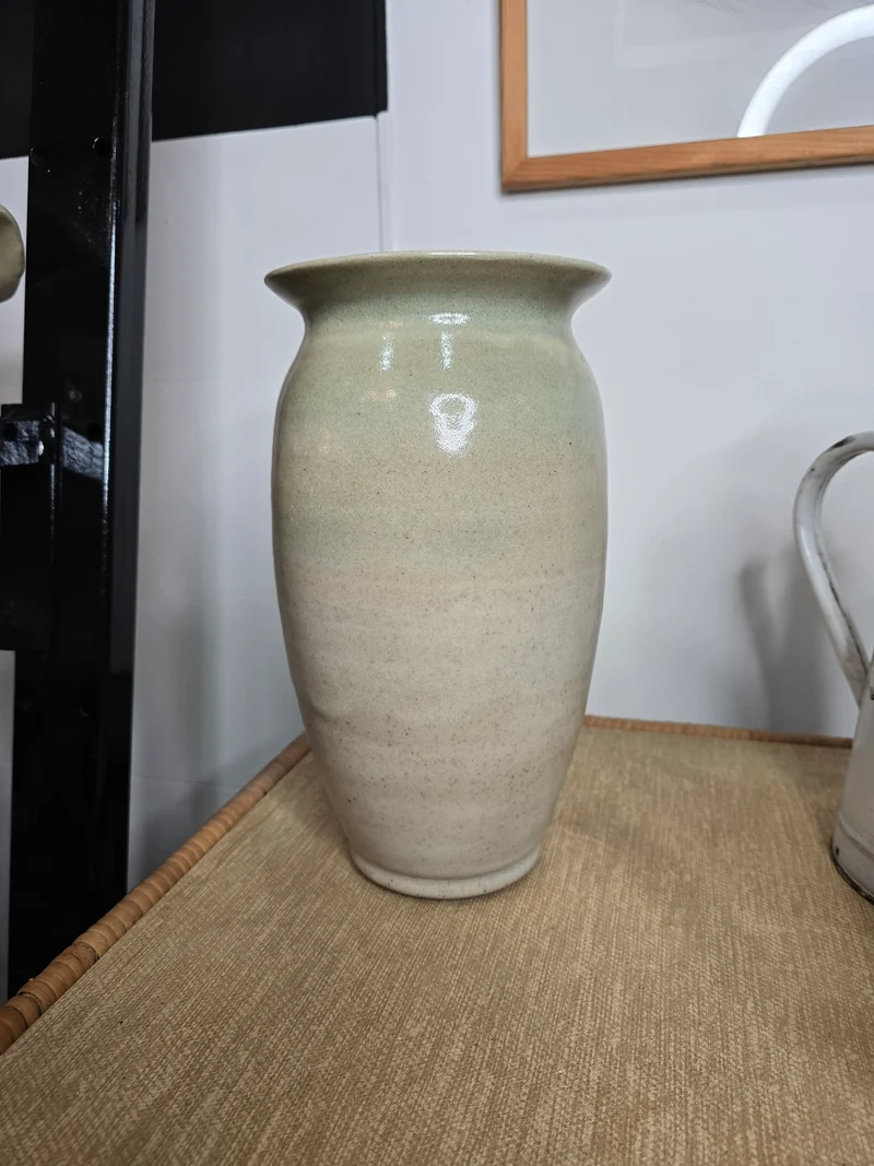 Vase en grès émaillé – Tons vert céladon – Travail artisanal – Années 1960–1970