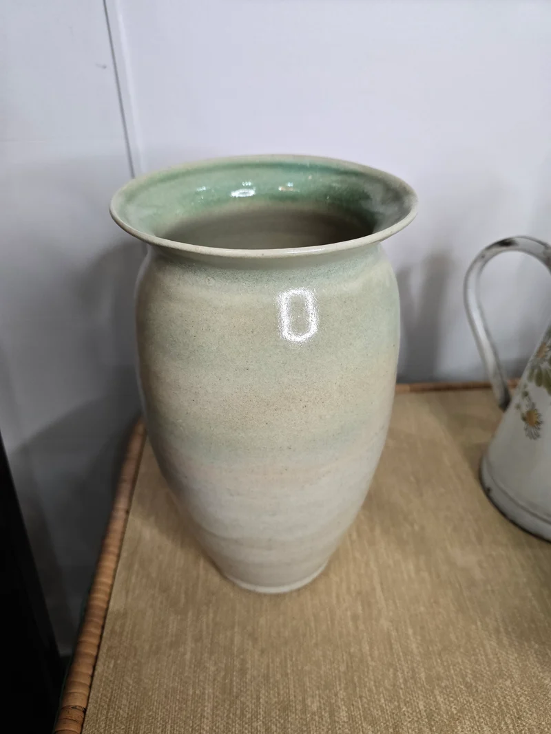 Vase en grès émaillé – Tons vert céladon – Travail artisanal – Années 1960–1970