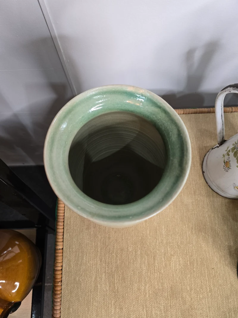 Vase en grès émaillé – Tons vert céladon – Travail artisanal – Années 1960–1970