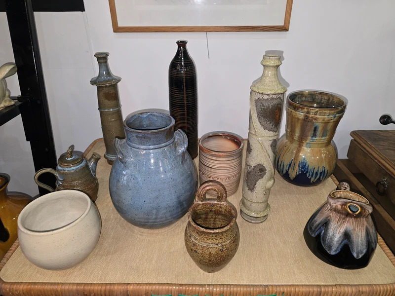 Petit pot en grès émaillé à anse – Céramique utilitaire, France, XXᵉ siècle