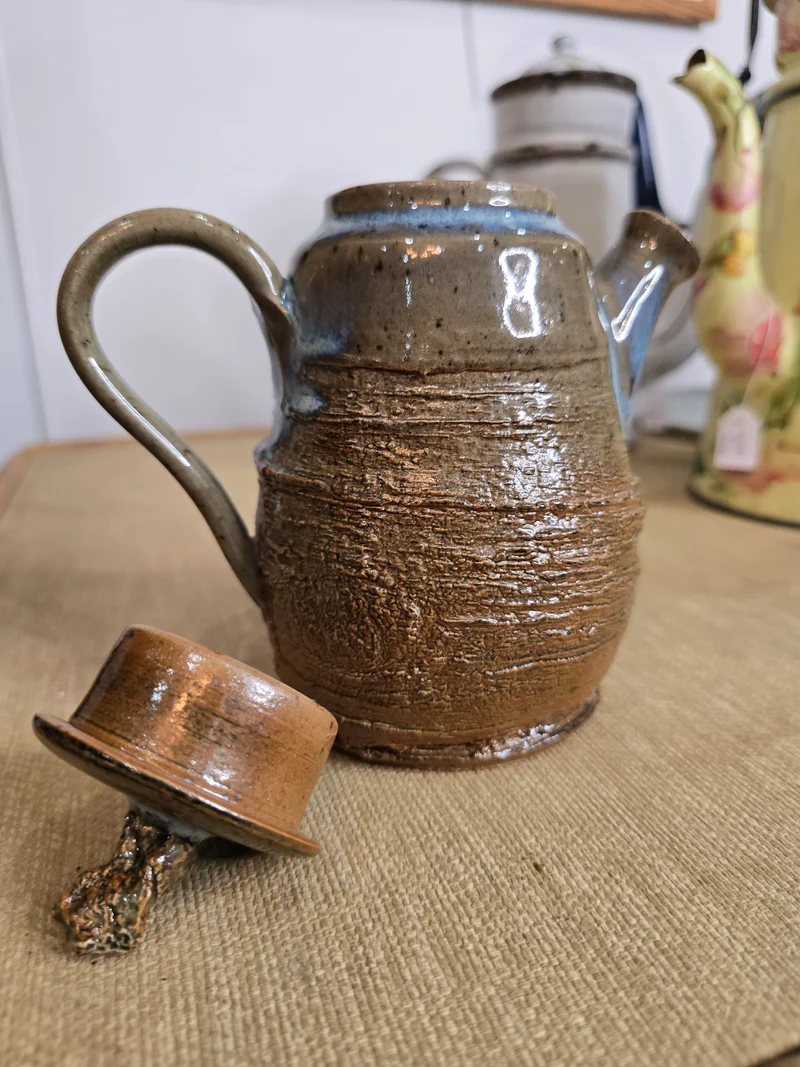 Petite théière en grès émaillé avec couvercle – Céramique utilitaire, France, XXᵉ siècle