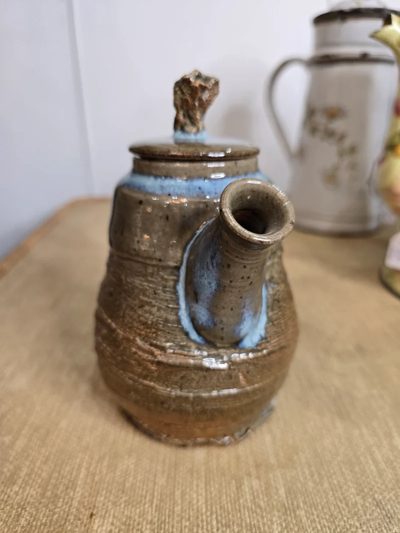 Petite théière en grès émaillé avec couvercle – Céramique utilitaire, France, XXᵉ siècle