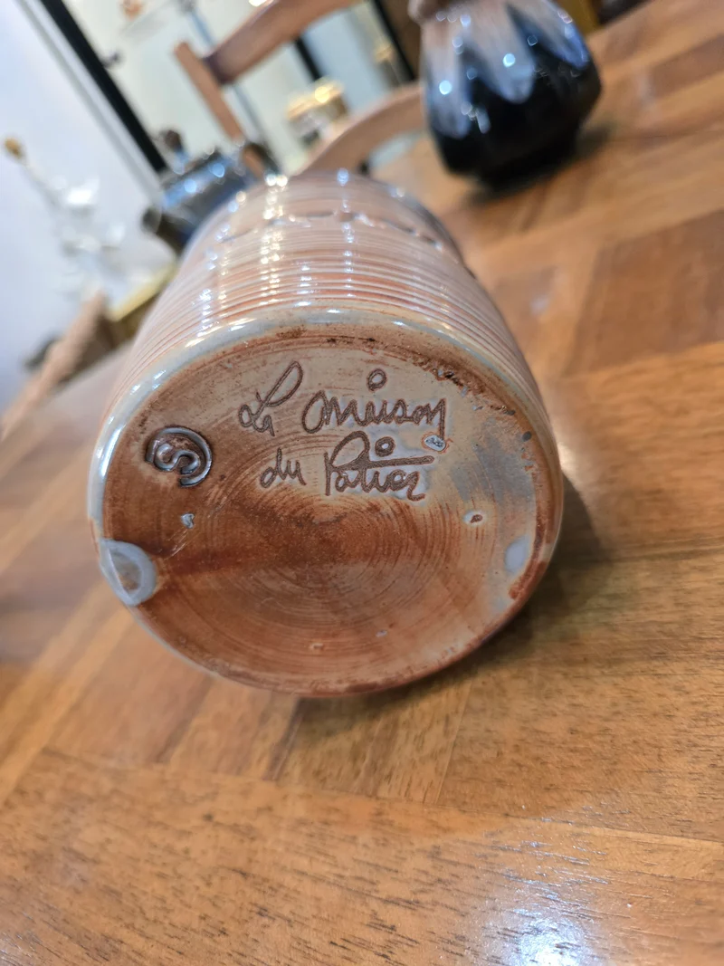 Pot cylindrique en grès émaillé tourné strié signé – Artisan potier