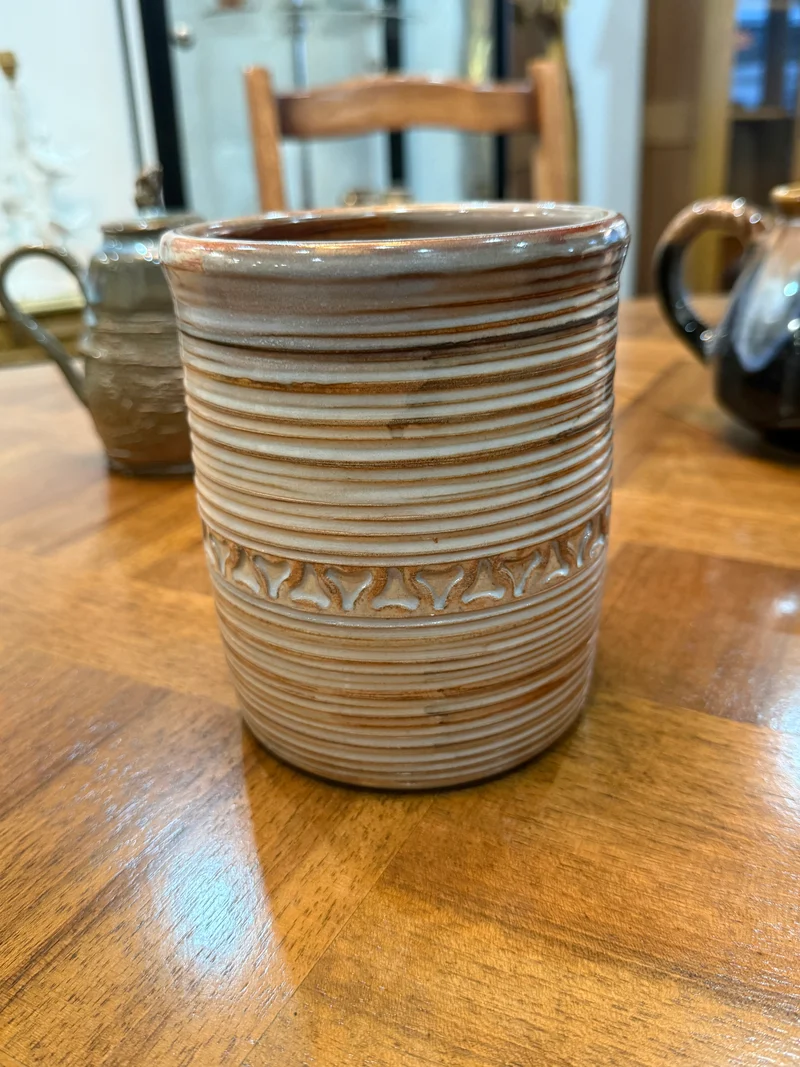 Pot cylindrique en grès émaillé tourné strié signé – Artisan potier