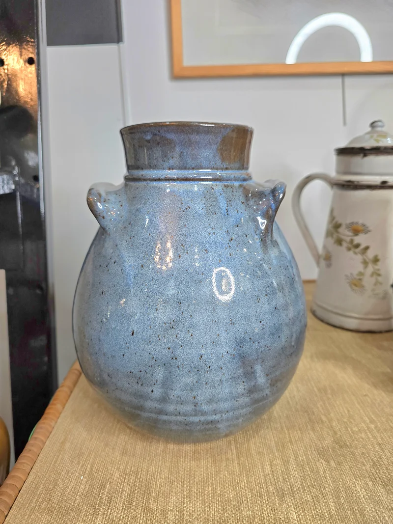 Vase en grès émaillé bleu – Forme pansue à anses – Travail artisanal