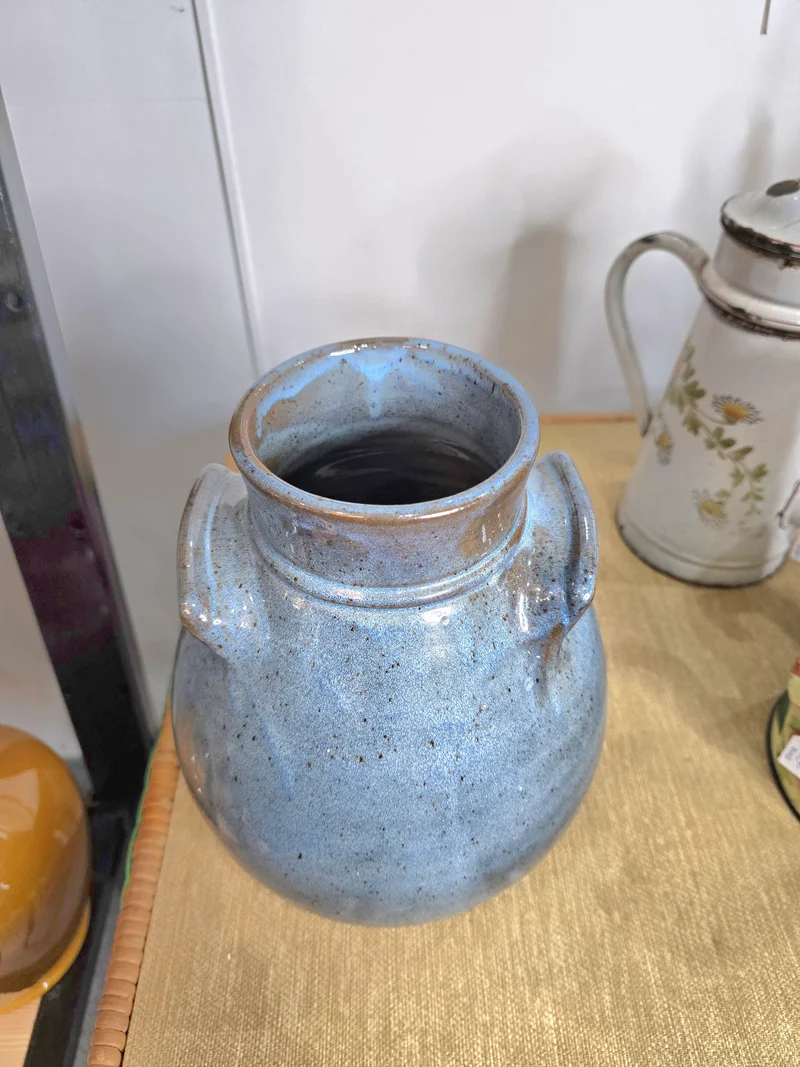 Vase en grès émaillé bleu – Forme pansue à anses – Travail artisanal