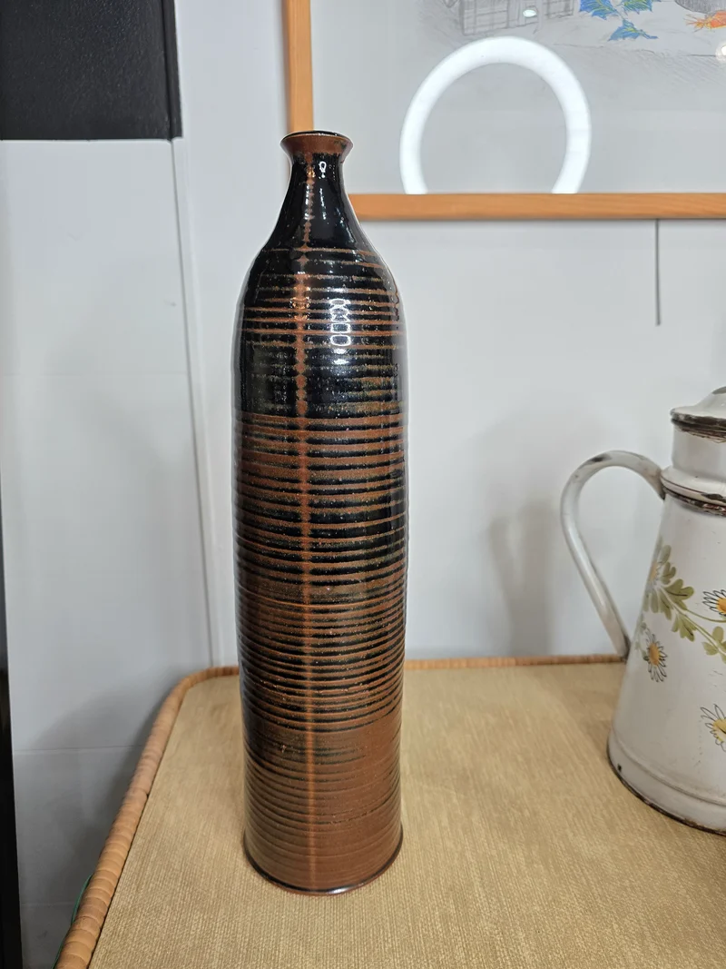 Vase en grès émaillé strié – Tons brun et noir – Travail artisanal – Années 1970