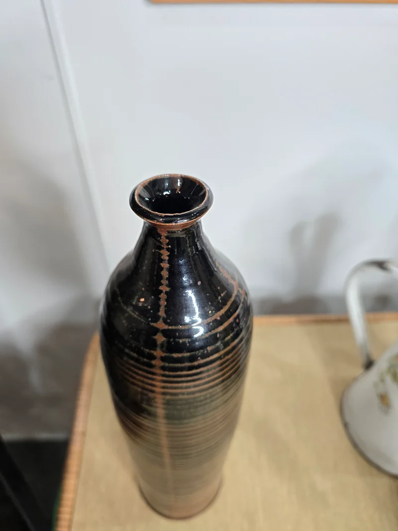 Vase en grès émaillé strié – Tons brun et noir – Travail artisanal – Années 1970